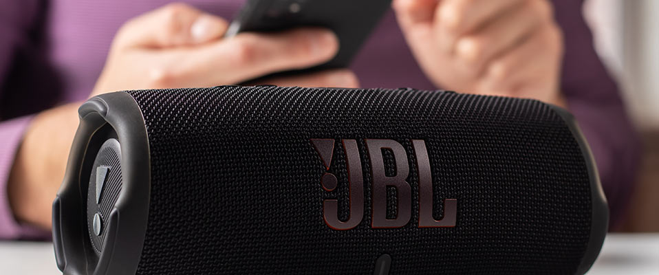 Głośnik Bluetooth JBL na wyjazd i do domu - na co zwrócić uwagę?